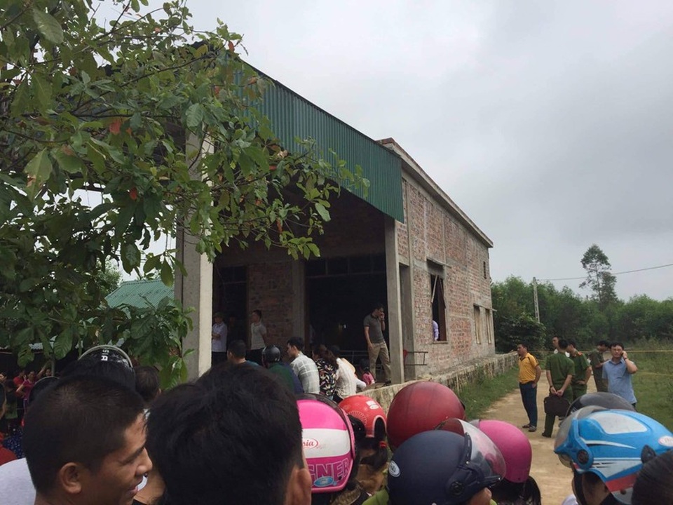 Kinh hoàng phát hiện cả gia đình 4 người tử vong trong tư thế treo cổ - 3 Cơ quan chức năng đang khám hiện trường làm rõ nguyên nhân những cái chết đau lòng.