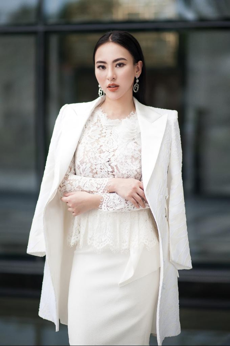 Phong cách gợi cảm, sang trọng của bà chủ thẩm mỹ viện Beauty Center - 3
Với những cuộc gặp gỡ đối tác hay sự kiện quan trọng, Thu Hoàng chọn trang phục kín đáo nhưng vẫn khéo léo khoe lợi thế cơ thể. Áo ren kết hợp cùng chân váy ôm trắng và áo khoác hờ tôn nét sang trọng cho người mặc.