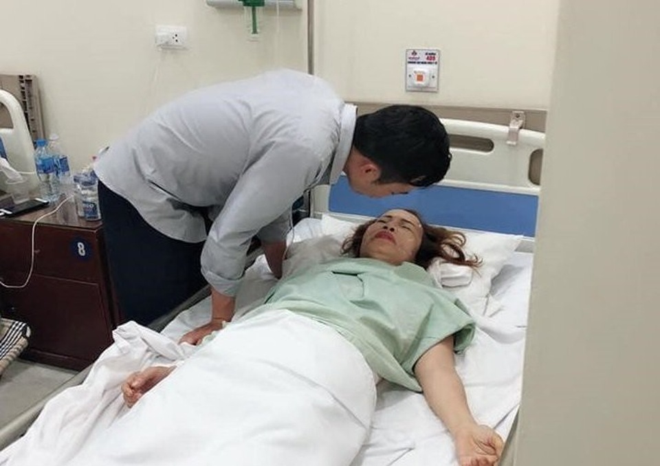 Cô dâu 62 tuổi đi làm tóc với khuôn mặt sưng phồng sau phẫu thuật - 4 Hoa Cương ân cần chăm sóc vợ trên giường bệnh