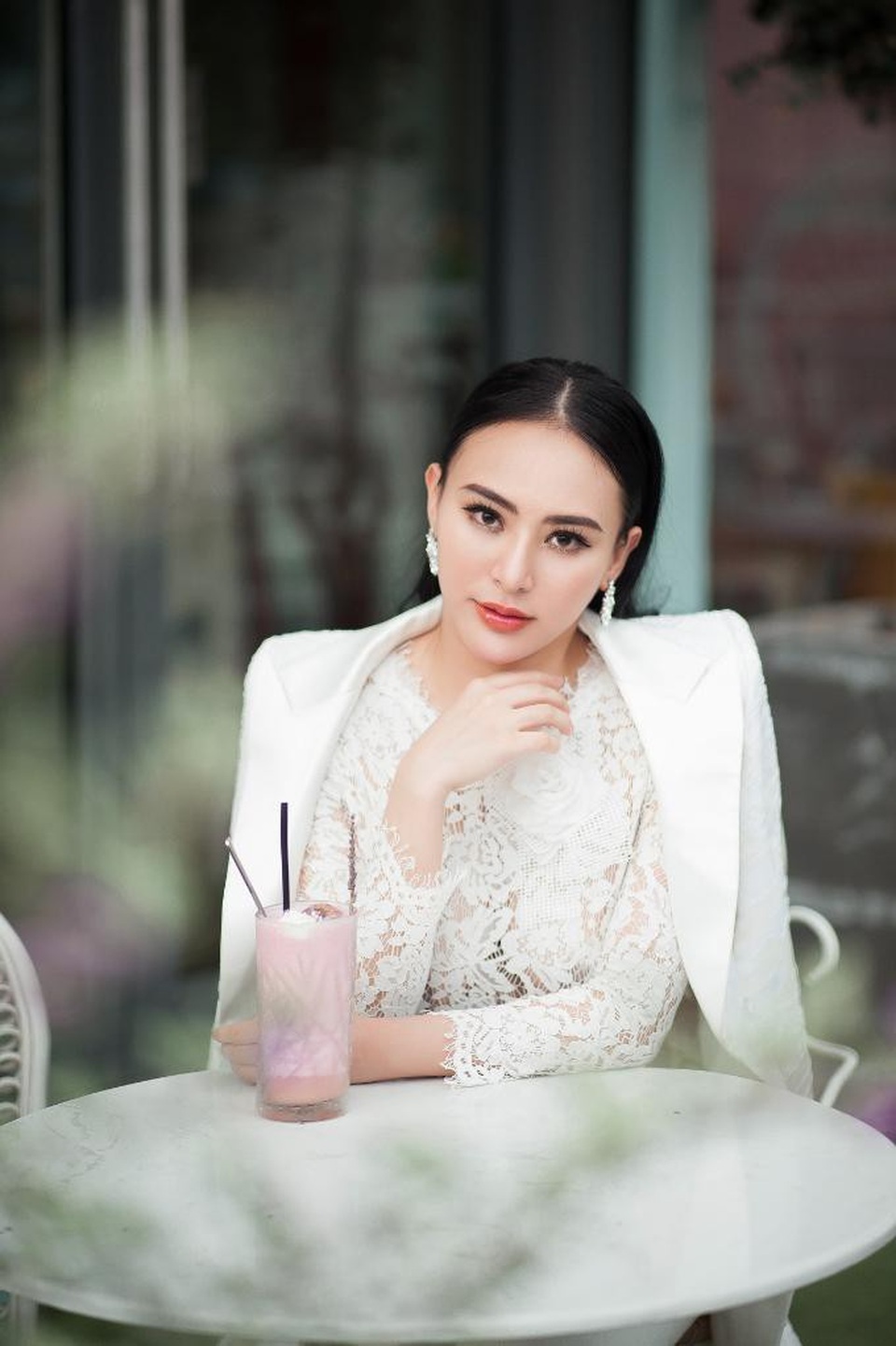 Phong cách gợi cảm, sang trọng của bà chủ thẩm mỹ viện Beauty Center - 4
Make up tự nhiên, Thu Hoàng vẫn nổi bật vẻ đẹp sắc sảo. Với cô nàng, hình ảnh đầu tiên với người đối diện có tính chất quyết định đến kết quả của buổi gặp gỡ, bởi vậy, Thu Hoàng luôn chăm chút kỹ lướng cho vẻ ngoài trước khi ra khỏi nhà.