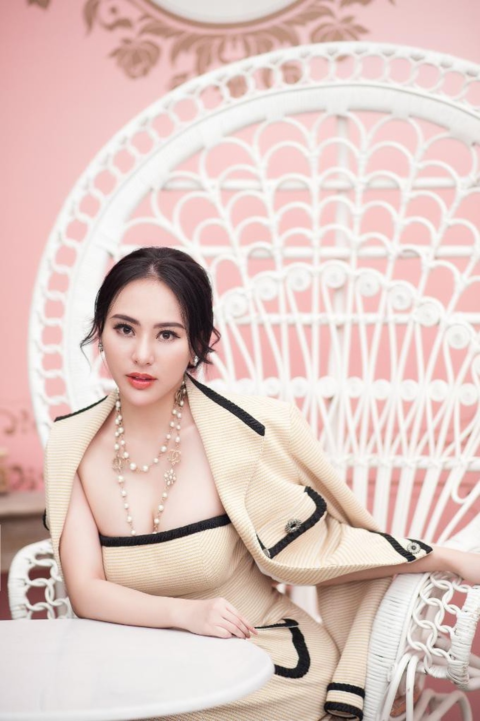 Phong cách gợi cảm, sang trọng của bà chủ thẩm mỹ viện Beauty Center - 5
Nữ doanh nhân trẻ chuộng những trang phục khoe vóc dáng. Bên cạnh trang phục, cô đánh giá cao những món phụ kiện đi kèm như trang sức, túi xách bởi chúng là vật bất ly thân, thể hiện gu thời trang cũng như tính cách của người phụ nữ.