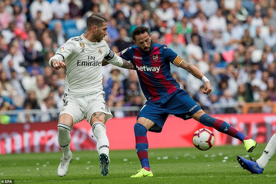 Real Madrid 1-2 Levante: Thất bại cay đắng - 12
Thủ quân Ramos đã có một trận đấu đầy quả cảm, dù hàng phòng ngự Real chơi quá tệ ở đầu trận