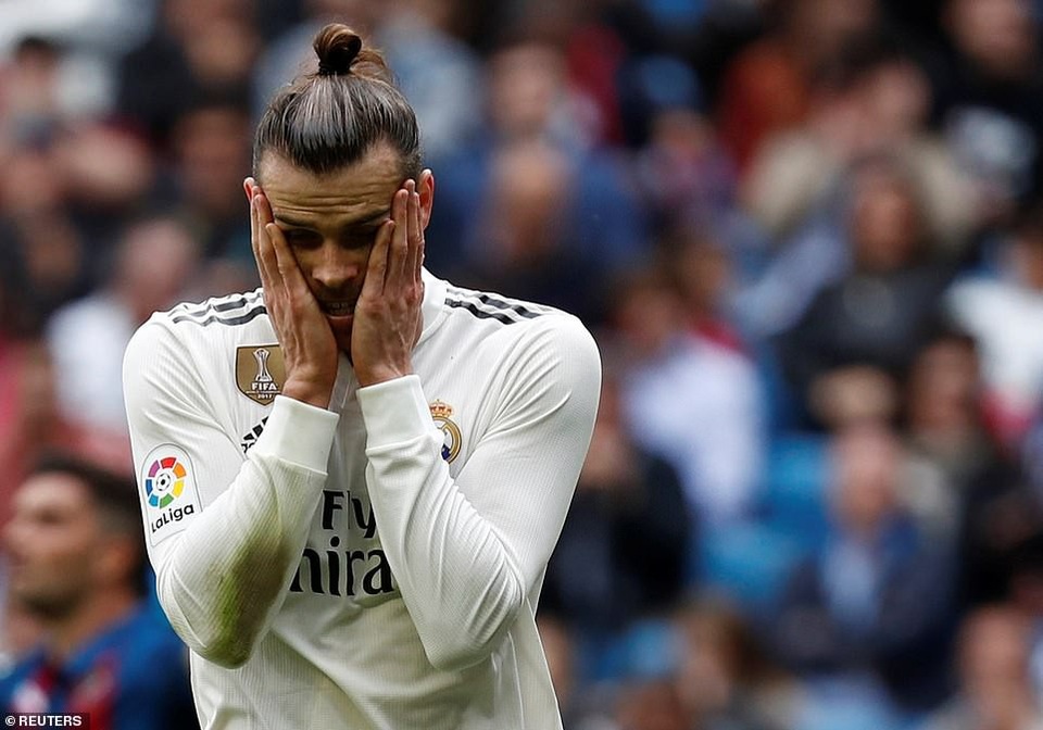 Real Madrid 1-2 Levante: Thất bại cay đắng - 8
... và Bale không thể hiện được nhiều khi vào sân ở hiệp 2