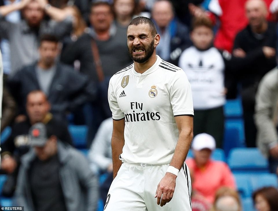 Real Madrid 1-2 Levante: Thất bại cay đắng - 7
Benzema...