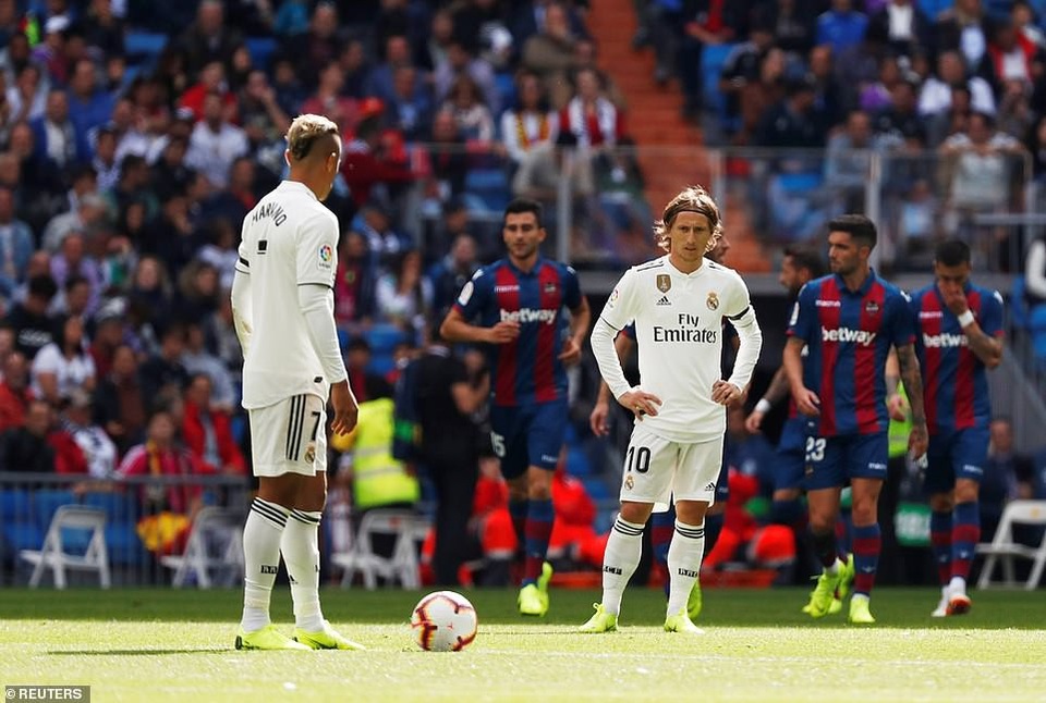 Real Madrid 1-2 Levante: Thất bại cay đắng - 5
Modric đã có trận đấu đầy thất vọng