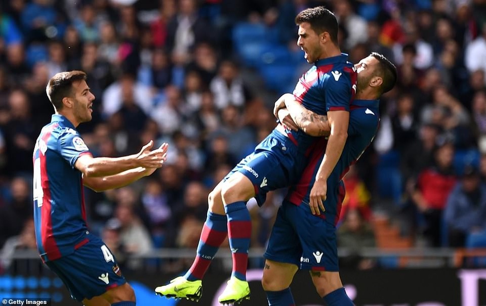 Real Madrid 1-2 Levante: Thất bại cay đắng - 2
Trước đó Morales mở tỷ số từ rất sớm cho Levante