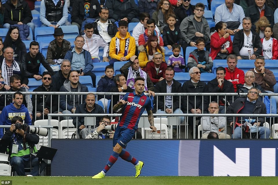 Real Madrid 1-2 Levante: Thất bại cay đắng - 1
Marti ăn mừng bàn thắng nâng tỷ số lên 2-0 cho Levante