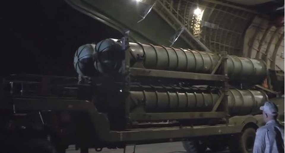 Bí mật không ngờ ẩn giấu sau lớp vỏ bọc hệ thống phòng không S-300PM Syria - 4
uy nhiên có một chi tiết gây thắc mắc, đó là việc Bộ trưởng Quốc phòng Nga Sergei Shoigu lại tuyên bố S-300 Syria sẽ có đạn đánh chặn tầm 250 km và liên kết với tổ hợp S-400 mà Nga triển khai tại đây, điều đó có nghĩa là nó phải được nâng cấp trước khi chuyển giao.