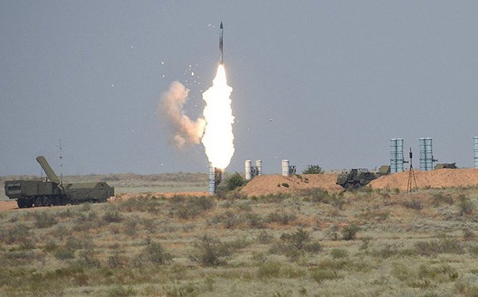 Bí mật không ngờ ẩn giấu sau lớp vỏ bọc hệ thống phòng không S-300PM Syria - 5
Mọi việc cuối cùng cũng được sáng tỏ khi hôm qua ngày 19/10, hãng thông tấn TASS dẫn nguồn tin quân sự của riêng mình khẳng định 3 tiểu đoàn S-300PM của Syria đã được chuyển đổi thành S-300PMU-2 Favorit.