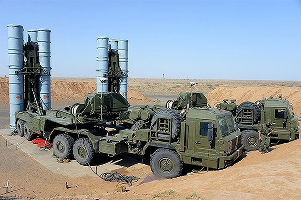 Bí mật không ngờ ẩn giấu sau lớp vỏ bọc hệ thống phòng không S-300PM Syria - 7
Toàn bộ phần cứng của S-300 Syria thuộc về phiên bản S-300PM, ngoại trừ radar trinh sát và phát hiện mục tiêu của trạm chỉ huy trung đoàn lại là của S-300PMU-2.
