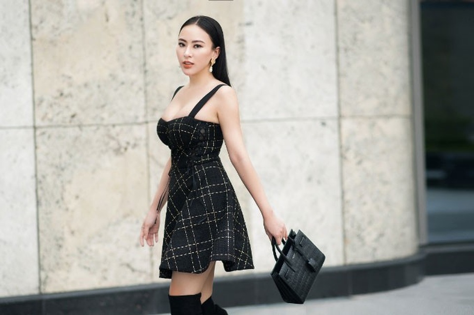 Phong cách gợi cảm, sang trọng của bà chủ thẩm mỹ viện Beauty Center - 6
Khởi nghiệp với một cửa hàng làm đẹp nhỏ cách đây 6 năm, đến nay, Thu Hoàng đã gây dựng hai cơ sở thẩm mỹ viện lớn mang thương hiệu Beauty Center by Tấm ở Hà Nội và TP HCM. Tiêu chí làm đẹp mà nữ doanh nhân trẻ theo đuổi là sự tiện lợi, nhanh chóng nhưng đảm bảo chất lượng mà không can thiệp dao kéo.