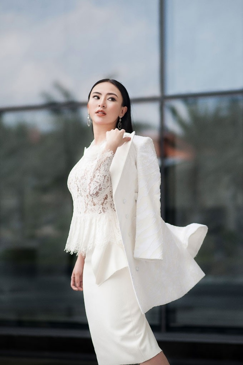Phong cách gợi cảm, sang trọng của bà chủ thẩm mỹ viện Beauty Center - 7
Thu Hoàng kỳ vọng với hai thẩm mỹ viện, cô cùng đội ngũ nhân viên có thể giúp nhiều phụ nữ Việt đẹp lên mỗi ngày, tự tin hơn trong cuộc sống.
