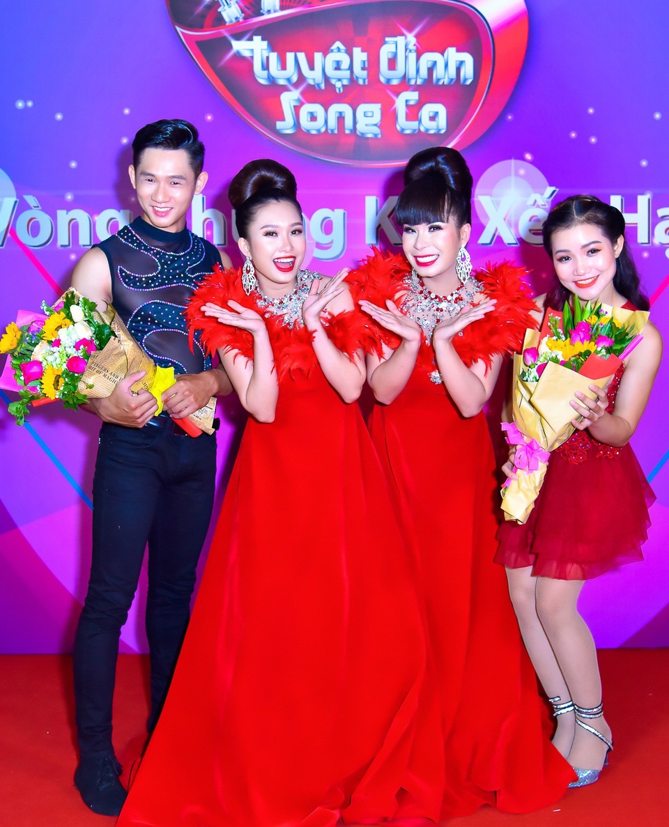 Điều ít biết về cặp đôi giành ngôi Á quân “Tuyệt đỉnh song ca” - 1 Cặp đôi Linh Hoa - Thanh Quý cùng vũ công minh họa tiết mục trong Tuyệt đỉnh song ca.