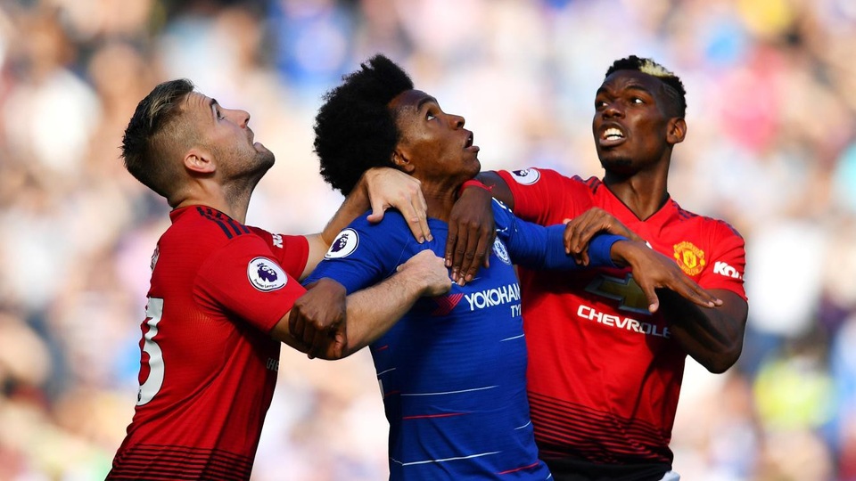 
Hai cầu thủ của Man Utd như bám chặt lấy Willian
