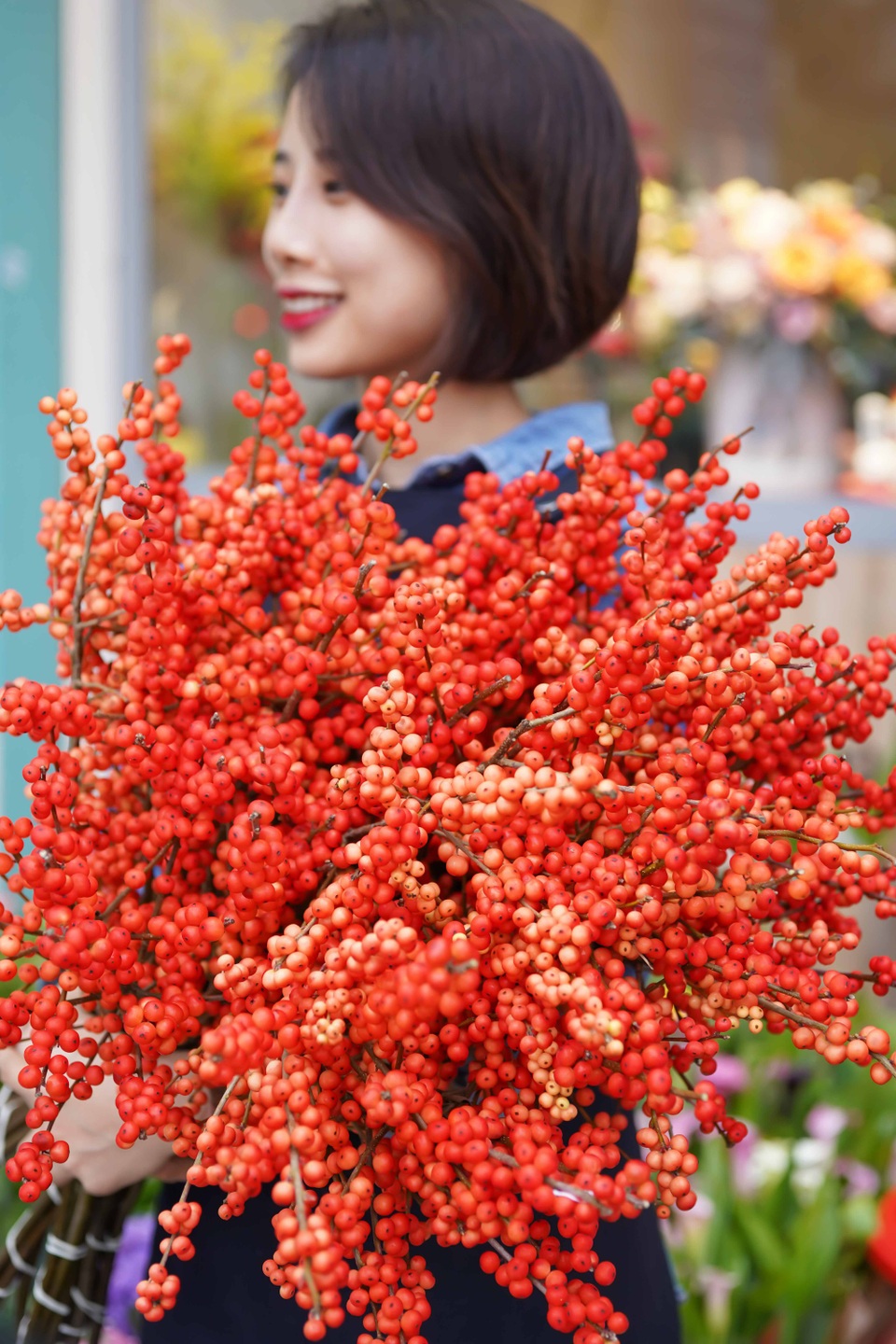 Thị trường 20/10: Nhiều hoa độc lạ, "giá chát" vẫn “cháy” hàng - 2 Winter Berries hay còn gọi là Đào đông là hoa nhập khẩu từ Hà Lan. Mỗi cành đào đông dài khoảng 70cm và có giá 250.000 đồng/cành.