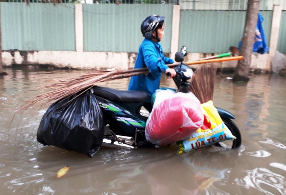 Một hộ dân ở TP Cần Thơ phải dọn đồ chạy lũ thành phố