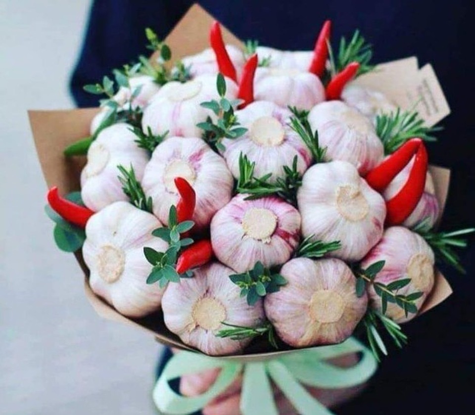 Hậu 20/10, chị em đồng loạt khoe quà tặng “độc nhất vô nhị" - 4 Một bó hoa “độc nhất vô nhị” của ông chồng tặng vợ, vừa có thể ngắm, vừa có thể dùng làm gia vị nấu nướng.