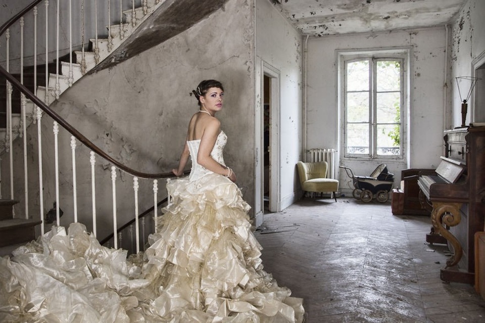 Cùng trong chuyến đi đó, họ bước chân vào một tòa biệt thự bỏ hoang với rất nhiều dụng cụ âm nhạc bị chủ nhân bỏ lại.