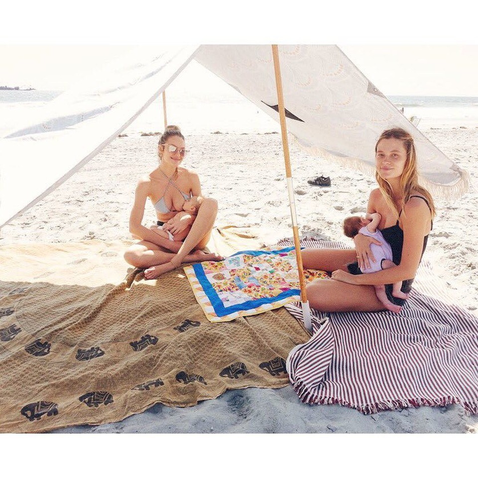 Candice Swanepoel thon thả địu con ra phố - 7 
Siêu mẫu Nam Phi nói, cô nuôi con bằng sữa mẹ