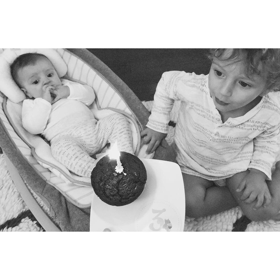 Candice Swanepoel thon thả địu con ra phố - 9 
Bà mẹ trẻ hạnh phúc khi thấy 2 con lớn lên mỗi ngày