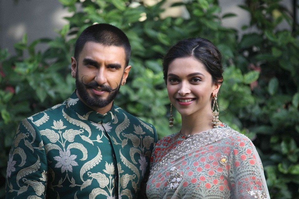 
Deepika và Ranveer bắt đầu hẹn hò với nhau từ khi tham gia bộ phim Goliyon Ki Rasleela Ramleela. Họ chỉ mới bắt đầu công khai mối quan hệ tình cảm củamình trên phương tiện truyền thông xã hội trong vài tháng qua
