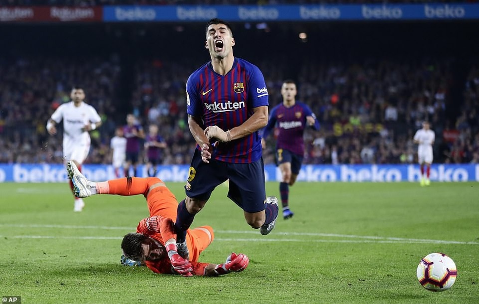 Barcelona 4-2 Sevilla: Messi chói sáng và chấn thương - 7
Luis Suarez kiếm về quả phạt đền...