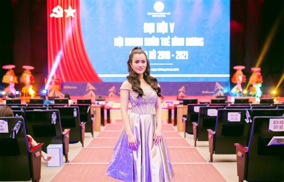 Á hậu Ngô Thu Phương từ Hà Nội vào tham dự Đại hội Doanh nhân Trẻ tỉnh Bình Dương - 1 Á hậu Ngô Thu Phương từ Hà Nội vào tham dự Đại hội Doanh nhân Trẻ tỉnh Bình Dương - 1
