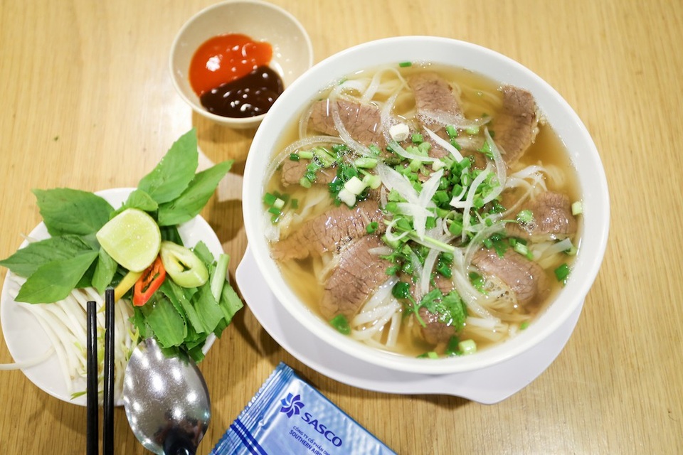 Bỏ túi "mẹo nhỏ" để có chuyến bay như ý - 1 Quỹ thời gian tại sân bay, hành khách có thể tự thưởng cho mình một tô phở đậm đà tại nhà hàng Hoa Mai (trong khu vực ga quốc nội)