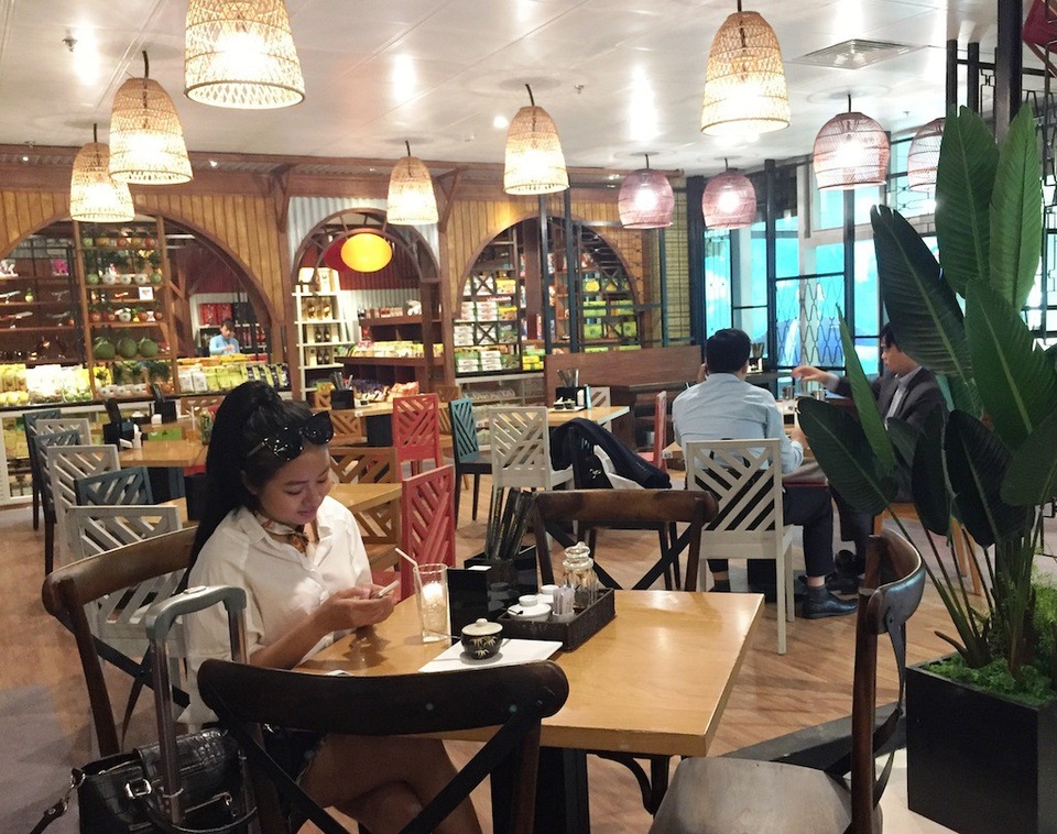 Bỏ túi "mẹo nhỏ" để có chuyến bay như ý - 2 Thưởng thức ẩm thực 3 miền hay hàng chục món ăn đường phố nổi tiếng thế giới tại nhà hàng Phố Chợ (đối diện cổng 12 ga quốc nội)…