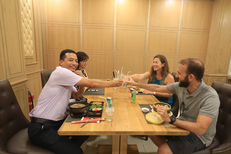 Bỏ túi "mẹo nhỏ" để có chuyến bay như ý - 3 Cùng gia đình hoặc nhóm bạn, hành khách hãy chọn một phòng riêng tại nhà hàng The Phoenix (sảnh ga quốc nội) với các món Á thượng hạng như cháo Ếch Singapore, mì tươi hải sản, mì Vịt tiềm…