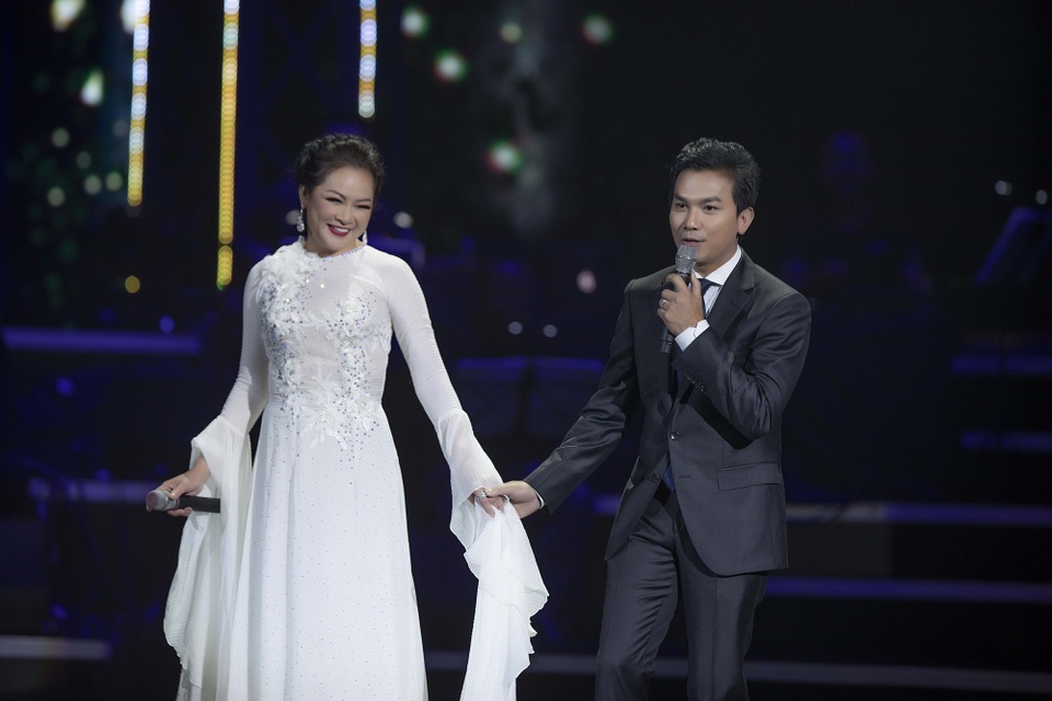 Danh ca Tuấn Ngọc “đứng hình” khi bị MC Kỳ Duyên hỏi khó về vợ - 7 Tiết mục của song Quỳnh làm say đắm lòng người.