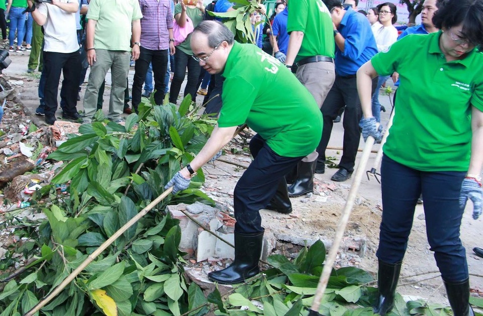 TPHCM vận động người dân không xả rác để giảm ngập - 2 Sau lễ phát động, Bí thư Nguyễn Thiện Nhân cùng các lãnh đạo thành phố cùng chung tay dọn dẹp một con rạch ngay khu chung cư. Một số thùng rác cũng được trao tặng cho người dân trên địa bàn.