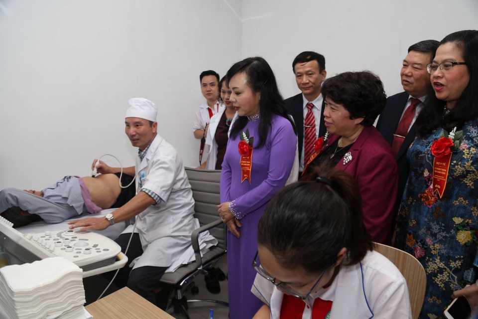Hai bệnh viện Bạch Mai và Việt Đức mới được đưa vào sử dụng ở Hà Nam - 2 Ngày đầu tiên đưa vào sử dụng, BV Bạch Mai tổ chức khám cho hơn 500 người thuộc gia đình chính sách trên địa bàn.