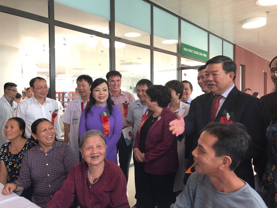Hai bệnh viện Bạch Mai và Việt Đức mới được đưa vào sử dụng ở Hà Nam - 1 Người dân Hà Nam phấn khởi khi đi khám ở BV tuyến cuối Bạch Mai nhưng lại ở ngay trên địa bàn. Ảnh: H.Hải