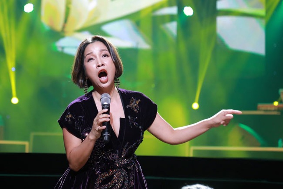 Diva Hồng Nhung xin lỗi khán giả vì sự cố “hát thêm lời” - 1 Diva Mỹ Linh.