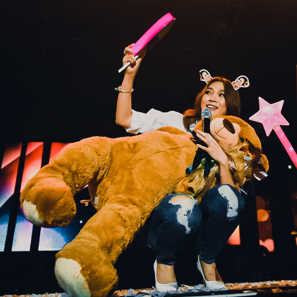 Mỹ Tâm “bùng cháy” cùng khán giả trong liveshow tại Hàn Quốc - 8 “First Love” kết thúc trong sự nuối tiếc của nhiều khán giả. Nhiều người thậm chí còn bày tỏ mong muốn được xem Mỹ Tâm trình diễn thêm sau khi kết thúc ca khúc cuối cùng trong kịch bản.