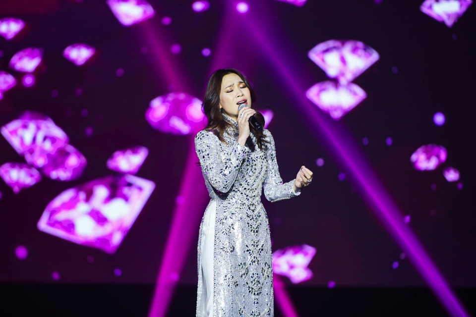Mỹ Tâm “bùng cháy” cùng khán giả trong liveshow tại Hàn Quốc - 6 Ngoài phần âm nhạc và vũ đạo, trang phục của Mỹ Tâm trong liveshow “First Love” cũng là một trong những điểm nhấn. Mỹ Tâm diện áo dài ánh kim khoe vẻ dịu dàng, đằm thắm.