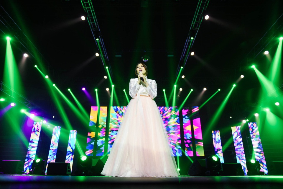 Mỹ Tâm “bùng cháy” cùng khán giả trong liveshow tại Hàn Quốc - 7 Nữ ca sĩ còn chọn cả bộ áo dài Hanbok – trang phục truyền thống của xứ sở kim chi, như một lời cảm ơn đến các khán giả Hàn Quốc đã ủng hộ mình.