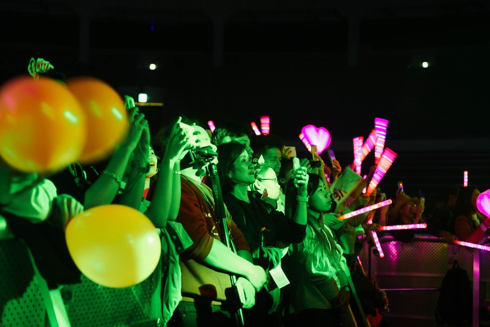 Mỹ Tâm “bùng cháy” cùng khán giả trong liveshow tại Hàn Quốc - 1 Dù là lần đầu tiên thực hiện concert tại Hàn Quốc, nhưng địa điểm diễn ra chương trình đã được lấp kín bởi 4,000 khán giả.