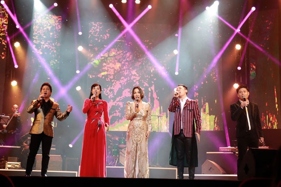 Diva Hồng Nhung xin lỗi khán giả vì sự cố “hát thêm lời” - 7 Các nghệ sĩ hát Hà Nội mùa thu.
