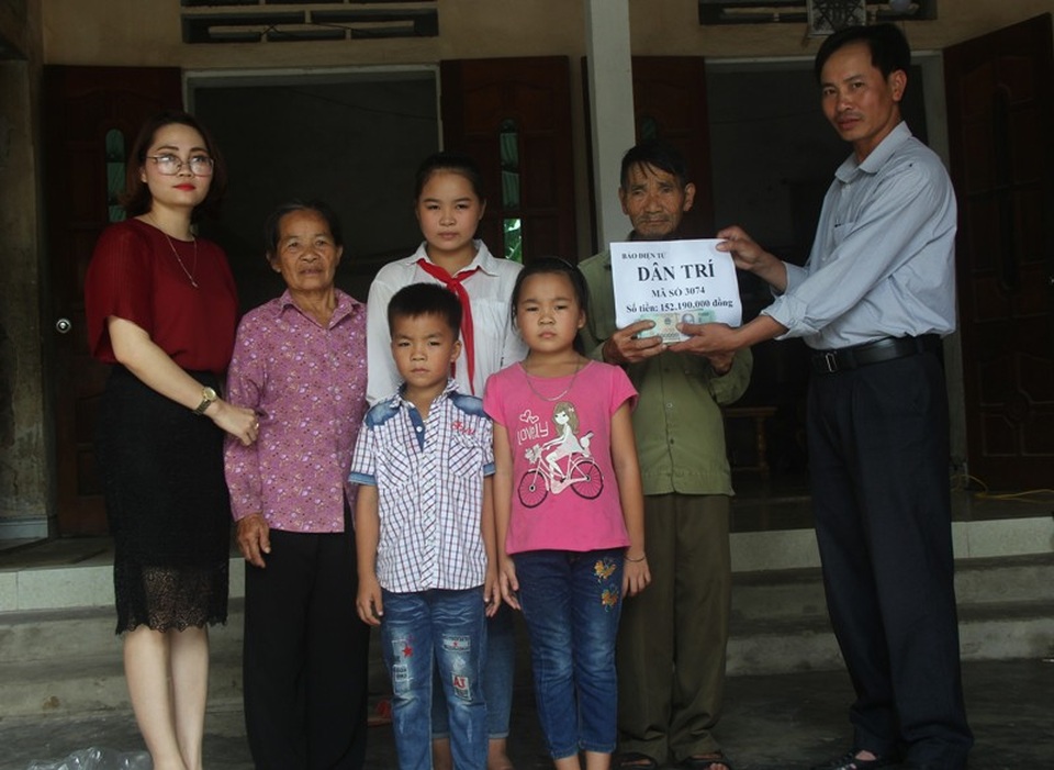 Hơn 172 triệu đồng đến với ba đứa trẻ mồ côi - 3 PV Dân trí cùng chính quyền địa phương trao số tiền 152.190.000đ cho gia đình ba cháu mồ côi.