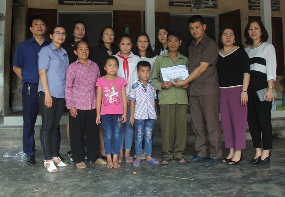 Hơn 172 triệu đồng đến với ba đứa trẻ mồ côi - 4 Công ty Thực phẩm an toàn Hạnh Vỹ và những người bạn đã trao số tiền 20 triệu đồng cho chị em Hạnh.