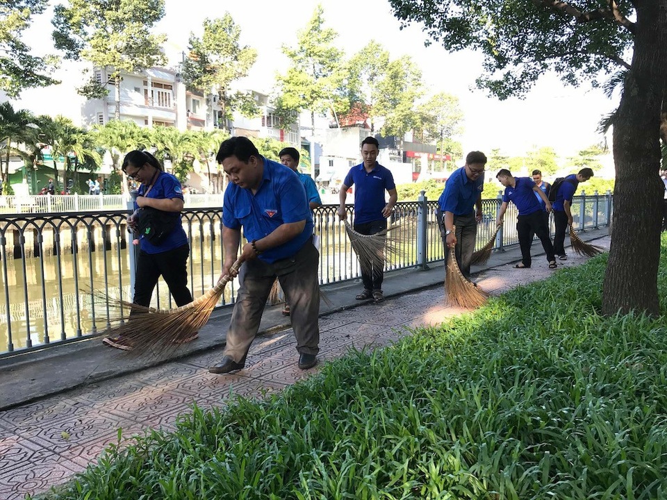 TPHCM vận động người dân không xả rác để giảm ngập - 5 Lực lượng thanh niên dọn rác ven bờ kênh Nhiêu Lộc - Thị Nghè