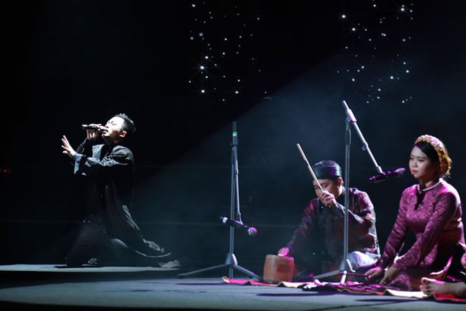 Diva Hồng Nhung xin lỗi khán giả vì sự cố “hát thêm lời” - 3 Diva Hồng Nhung xin lỗi khán giả vì sự cố “hát thêm lời” - 3