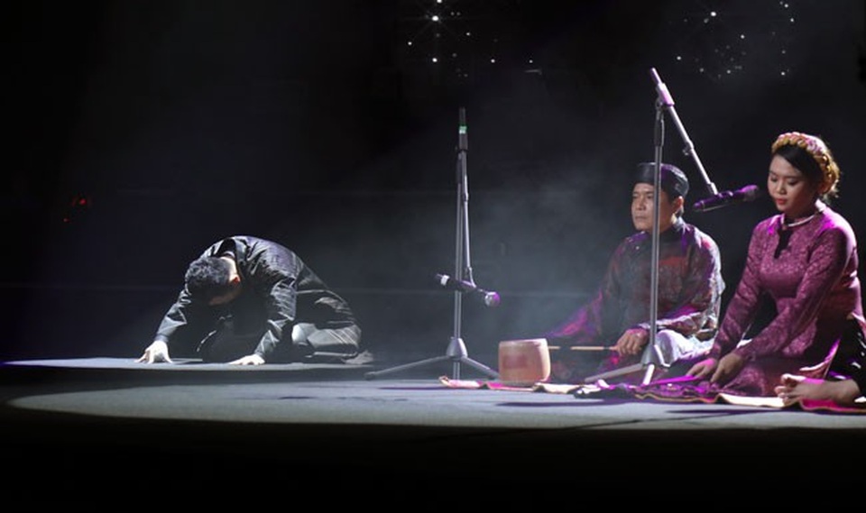 Diva Hồng Nhung xin lỗi khán giả vì sự cố “hát thêm lời” - 4 Tùng Dương hát như lên đồng với Đêm ả đào.