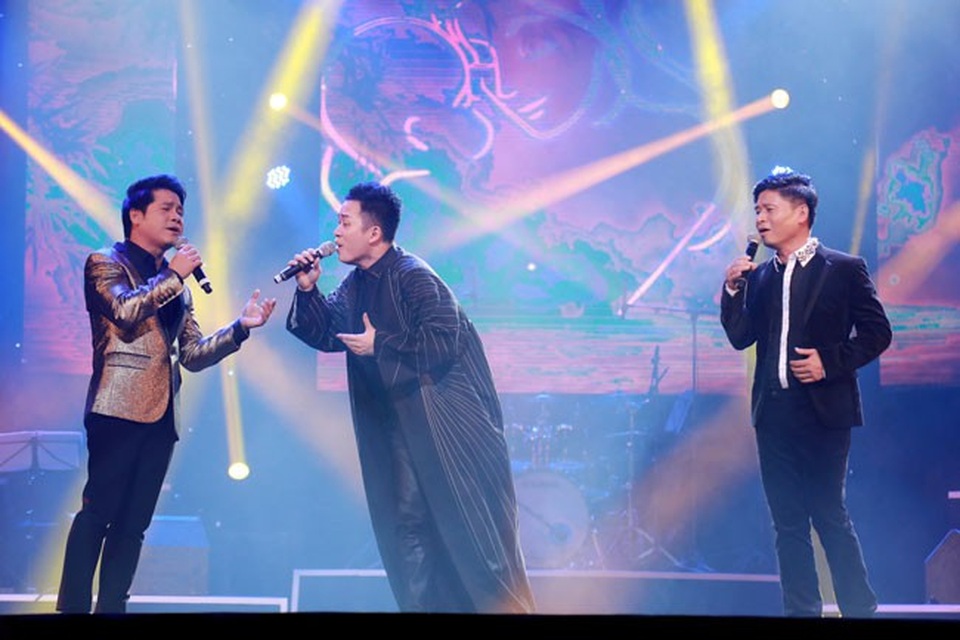 Diva Hồng Nhung xin lỗi khán giả vì sự cố “hát thêm lời” - 5 Trọng Tấn- Tùng Dương- Tấn Minh có phần trình diễn mới lạ, thu hút và đầy xúc động với Mẹ yêu con.