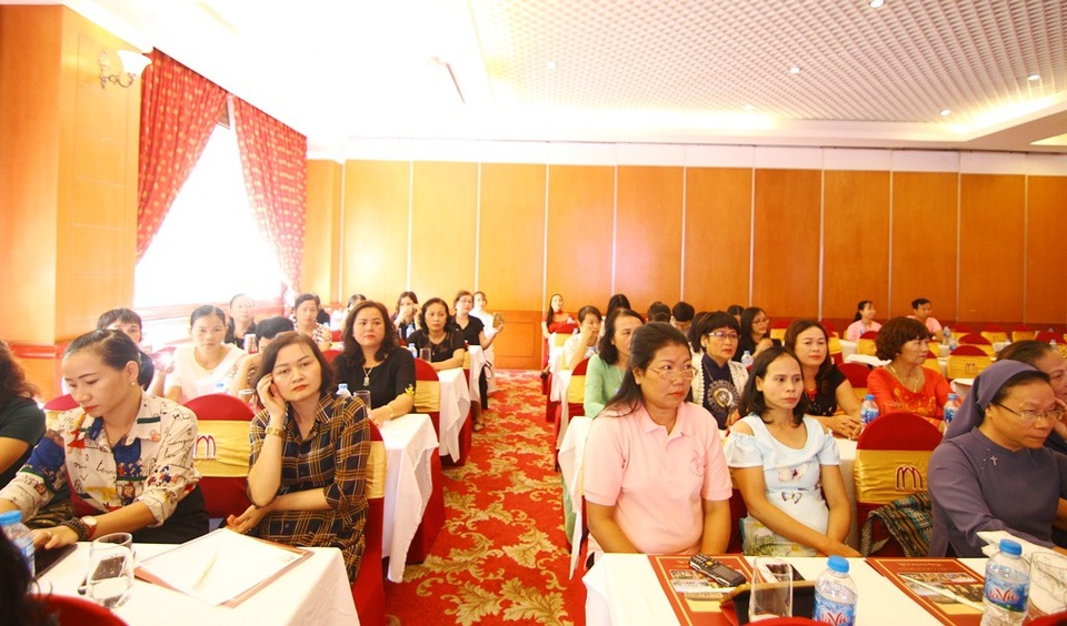 
Các chị em phụ nữ đến tham dự
