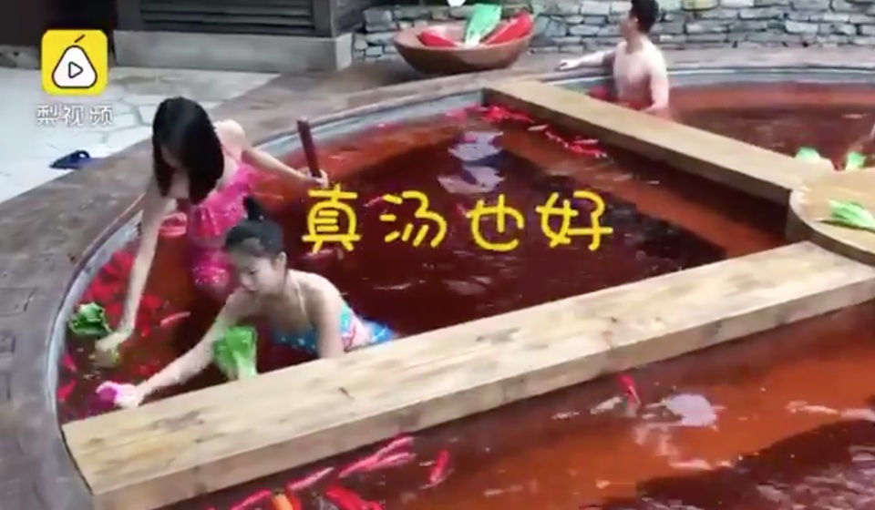 Hồ tắm nước nóng ở Trung Quốc như nồi lẩu cay khổng lồ - 2 Du khách tắm trong những khu vực được chia ngăn trong nồi lẩu