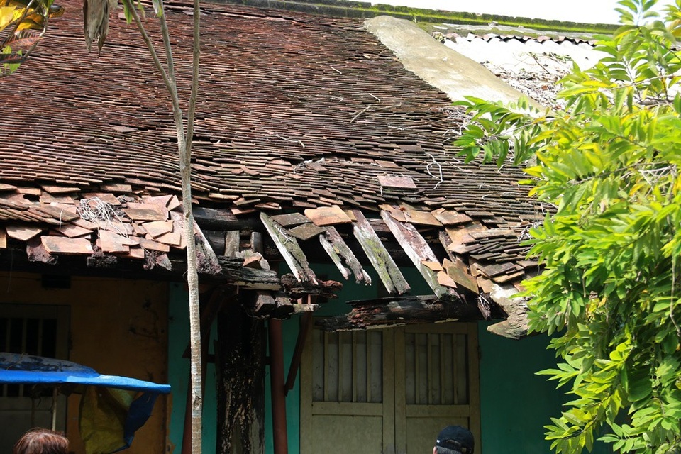Cuộc di dân lịch sử ở Huế: Hàng nghìn hộ dân sống cảnh như... chị Dậu - 2 Mái ngói mục nát của một căn nhà nằm trong khu di tích