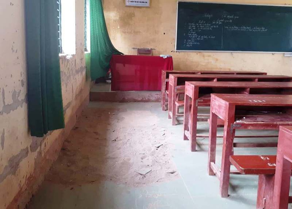 Trường xuống cấp, hàng trăm học sinh và thầy cô giáo nơm nớp lo sợ - 7 Phòng lớp học xuống cấp, nhà trường mong muốn các ngành chức năng sớm có giải pháp khắc phục để yên tâm và ổn định công tác dạy học.